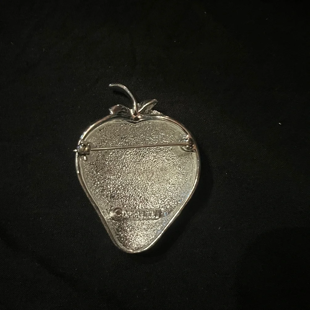Sarah Coventry Silver Textured Strawberry Brooch Vintage